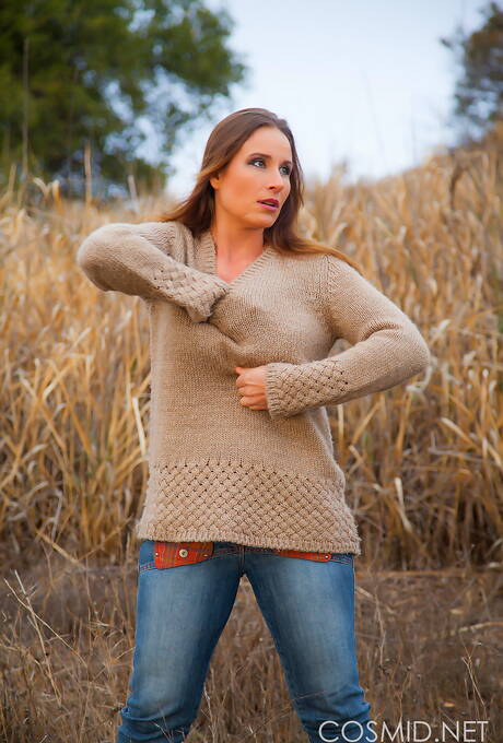 Cosmid invite you to explore free photos featuring Vassanta demonstrating beautiful shape