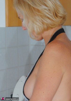 TAC Amateurs pleased to share with you a free photo gallery with Molly Milf in sex with sex toy scene