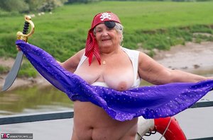 TAC Amateurs are pleased to offer you a free pics featuring Grandma Libby in play with dildo